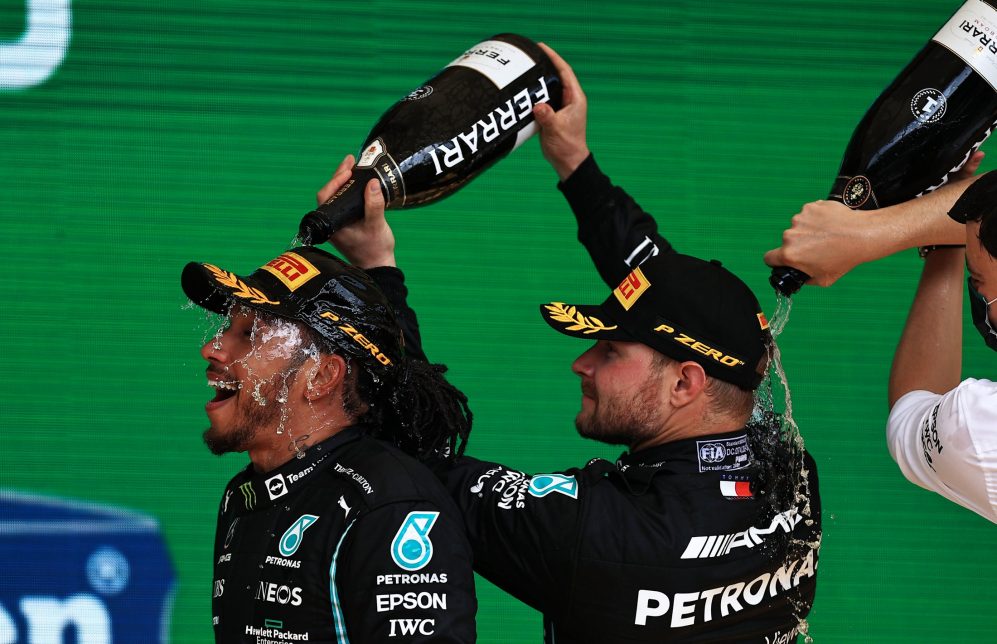 Bottas festeggia Hamilton sul podio GP di San Paolo