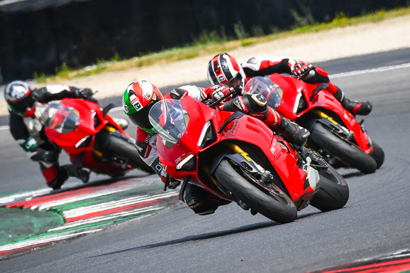 Ducati Riding Experience tra pista e avventura sulle Rosse