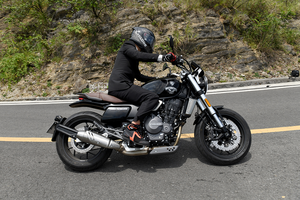 Zonsen Cyclone RE5 e RX650 belle anteprime a Eicma - XMotor
